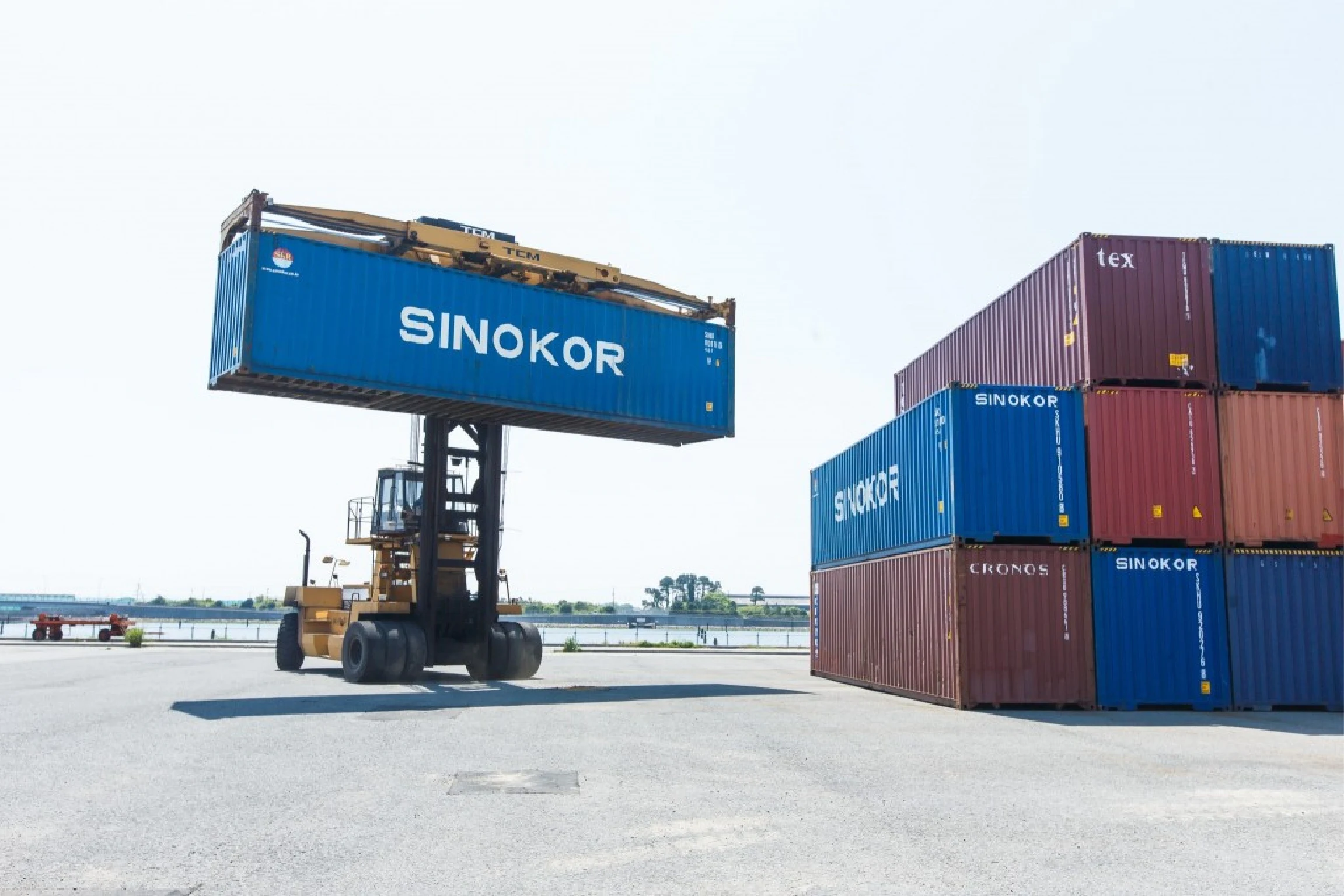 コンテナを運ぶクレーンの写真