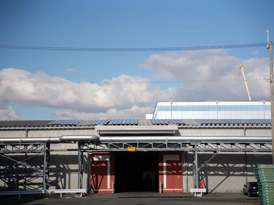 倉庫に設置した太陽光パネルの写真